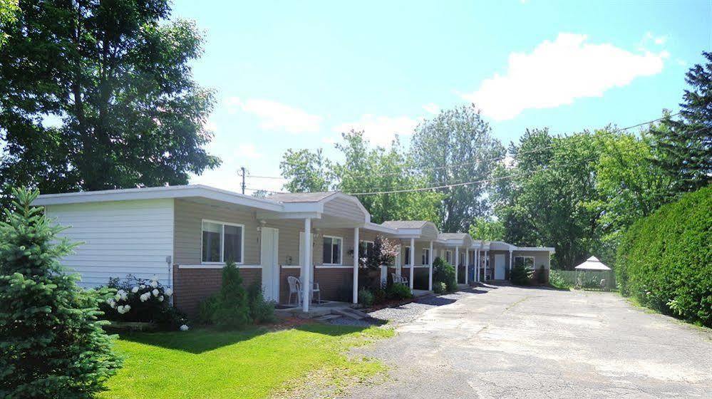 Motel Des Deux Lacs Waterloo Exterior foto
